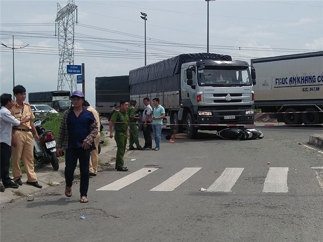 Xe tải cuốn gia đình vào gầm, 2 vợ chồng tử vong - ảnh 2