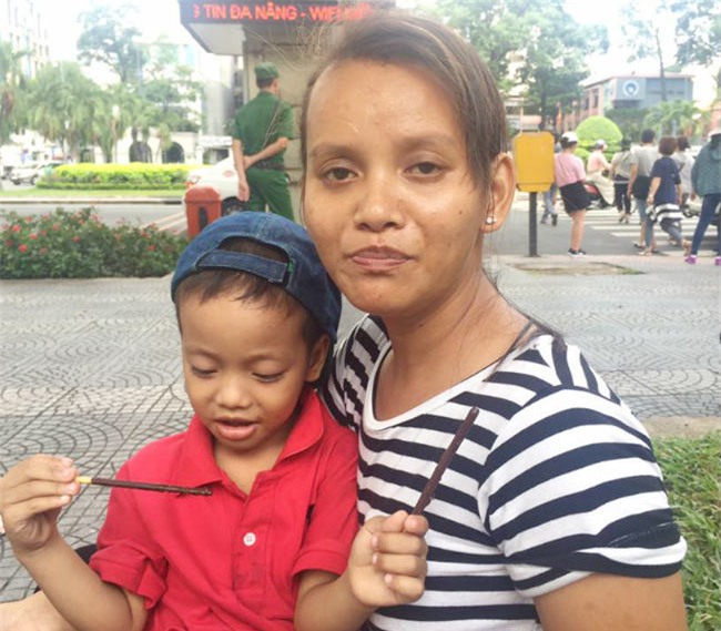 cau be luom ve chai xep dep cho ban tung 'day song' cong dong mang gio ra sao? - 1