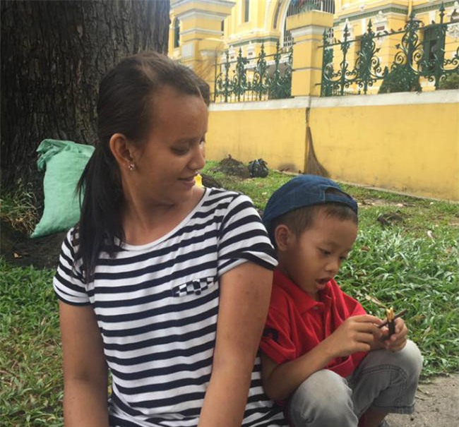 cau be luom ve chai xep dep cho ban tung 'day song' cong dong mang gio ra sao? - 3