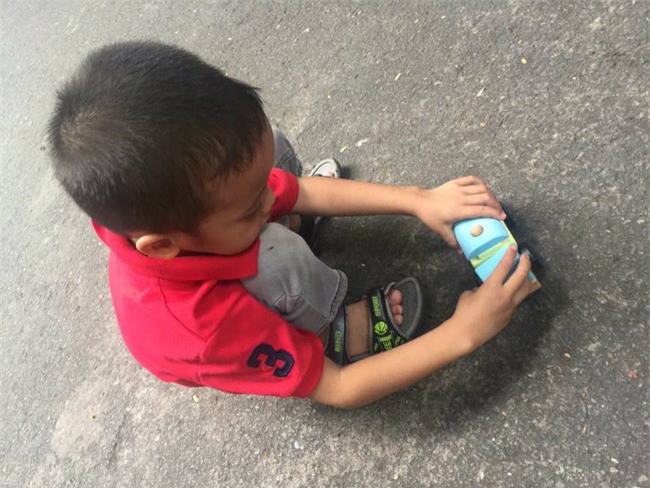 cau be luom ve chai xep dep cho ban tung 'day song' cong dong mang gio ra sao? - 4