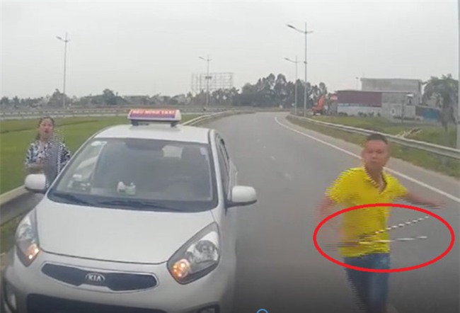 Tai xe taxi chay nguoc chieu, rut tuyp sat doa danh nguoi khac hinh anh 1