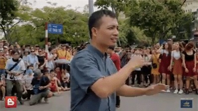 Sau 6 năm yêu nhau, chàng trai cầu hôn bạn gái ở phố đi bộ cùng sự giúp sức của hơn 70 nghệ sĩ khiến ai cũng xúc động! - Ảnh 2.