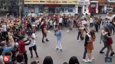 Sau 6 năm yêu nhau, chàng trai cầu hôn bạn gái ở phố đi bộ cùng sự giúp sức của hơn 70 nghệ sĩ khiến ai cũng xúc động! - Ảnh 3.