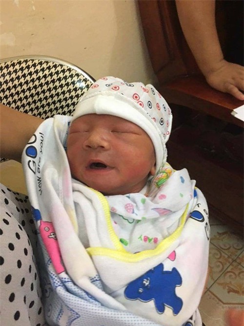 tim nguoi than cho be trai so sinh bi bo roi tren xe taxi trong dem - 1