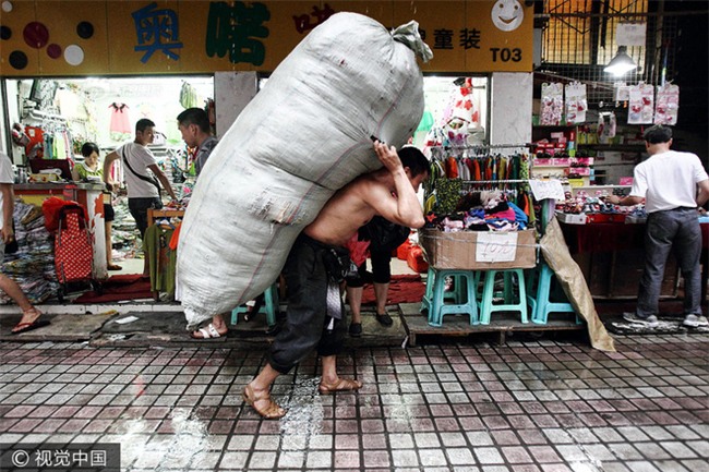 Cuộc sống của người cha cửu vạn dắt con cùng đi làm từng chạm đến trái tim nhiều người giờ ra sao? - Ảnh 2.