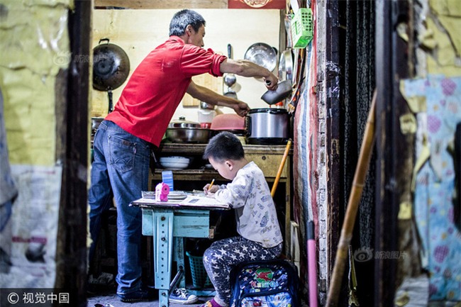 Cuộc sống của người cha cửu vạn dắt con cùng đi làm từng chạm đến trái tim nhiều người giờ ra sao? - Ảnh 5.