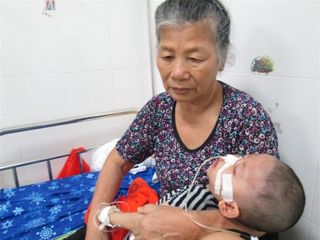 Hai bà cháu Minh tại bệnh viện. Ảnh: Nông Thuyết
