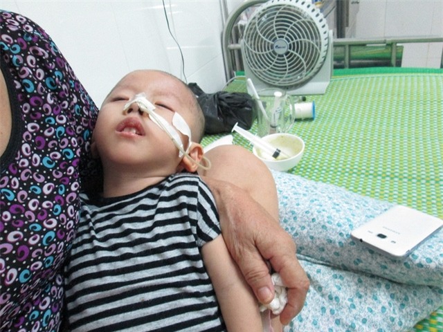 Hiện, sức khỏe của Minh rất yếu... Ảnh: Nông Thuyết