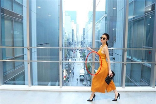 Thêm một lần khác cô bóp vòng eo khiến kính đằng sau cũng biến dạng theo. - Tin sao Viet - Tin tuc sao Viet - Scandal sao Viet - Tin tuc cua Sao - Tin cua Sao