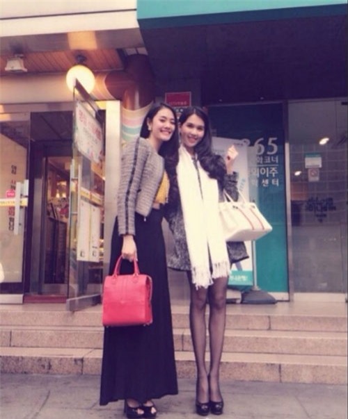 Hình ảnh Linh Chi và Ngọc Trinh chân dài quá lố do