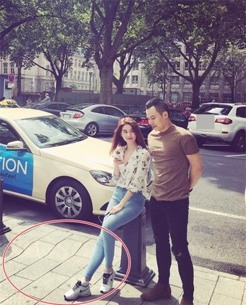 Nền gạch chỗ thấp chỗ cao trong bức ảnh của Ngọc Trinh và ông bầu Vũ Khắc Tiệp cũng là kết quả của việc 