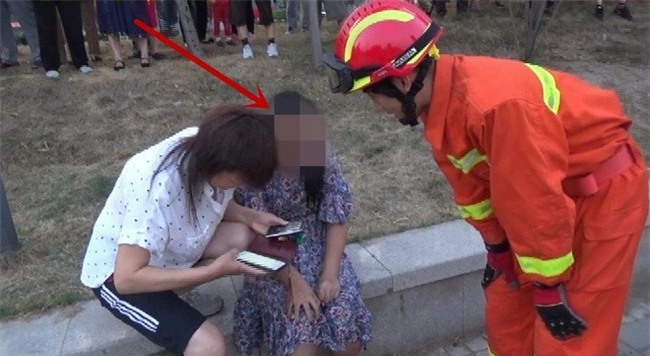 Cứu con gái nhảy sông tự tử vì buồn chán chuyện tình cảm, ông bố biến mất giữa dòng nước xoáy - Ảnh 4.