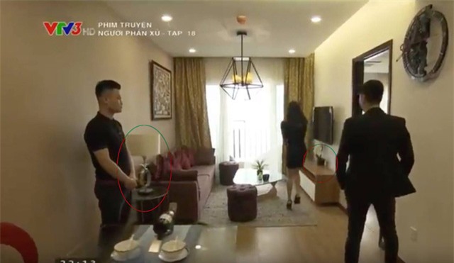 Chỉ những chi tiết trong khoanh tròn mới khác biệt, còn lại các vật dụng đều giống y đúc giữa hai bộ phim