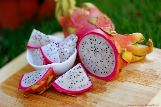 Thanh long chín già, ngọt đậm thường có màu đỏ sậm, lớp da căng mọng, gai tươi. Ảnh minh họa