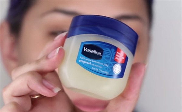 Có lọ kem Vaseline trong nhà mà không sử dụng làm mặt nạ ngủ thì đúng là phí của giời! - Ảnh 1.
