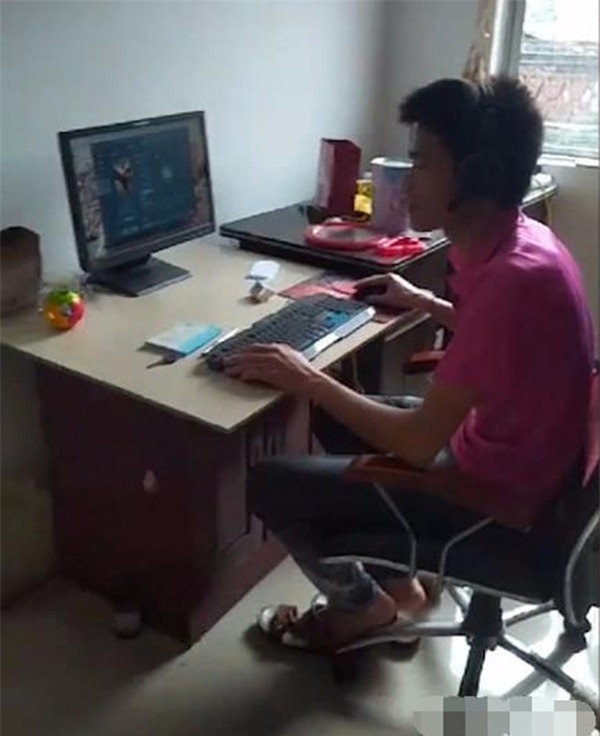 ban choi game, ong bo sang tao ra cach cho con vao tui nilon roi treo len cua - 1