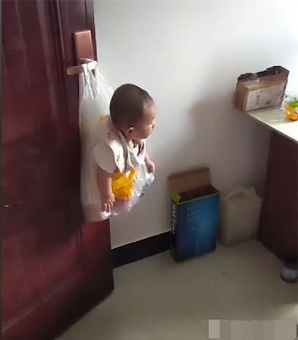 ban choi game, ong bo sang tao ra cach cho con vao tui nilon roi treo len cua - 2