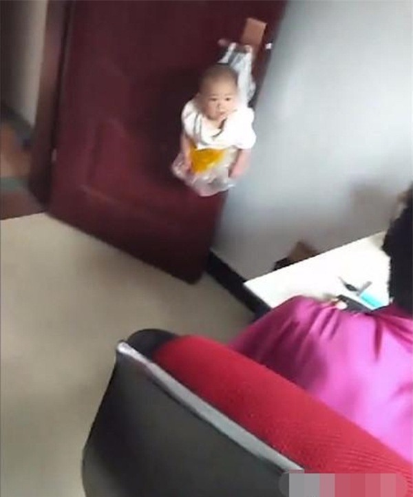 ban choi game, ong bo sang tao ra cach cho con vao tui nilon roi treo len cua - 3