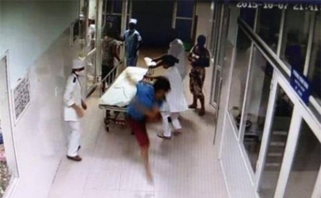 Nguyên nhân bác sĩ bị hành hung, bắt quỳ xin lỗi tại bệnh viện