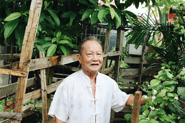 Chuyện t&#236;nh y&#234;u của cụ &#244;ng tự tay trồng v&#224; chăm s&#243;c cả một vườn hoa ng&#225;t hương b&#234;n mộ phần người vợ đ&#227; khuất - Ảnh 1.