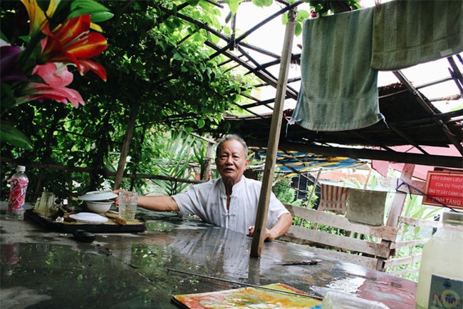 Chuyện t&#236;nh y&#234;u của cụ &#244;ng tự tay trồng v&#224; chăm s&#243;c cả một vườn hoa ng&#225;t hương b&#234;n mộ phần người vợ đ&#227; khuất - Ảnh 1.