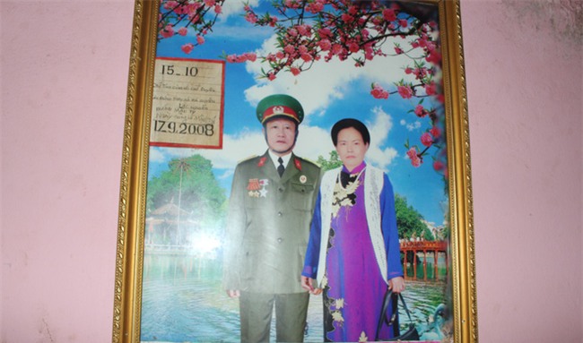 Chuyện tình yêu của cụ ông tự tay trồng và chăm sóc cả một vườn hoa ngát hương bên mộ phần người vợ đã khuất - Ảnh 2.