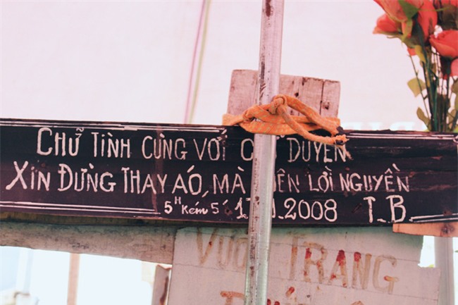 Chuyện tình yêu của cụ ông tự tay trồng và chăm sóc cả một vườn hoa ngát hương bên mộ phần người vợ đã khuất - Ảnh 5.