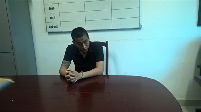 Bắt khẩn cấp, tạm giữ hình sự đối tượng hành hung, bắt bác sĩ quỳ gối xin lỗi tại bệnh viện - Ảnh 1.