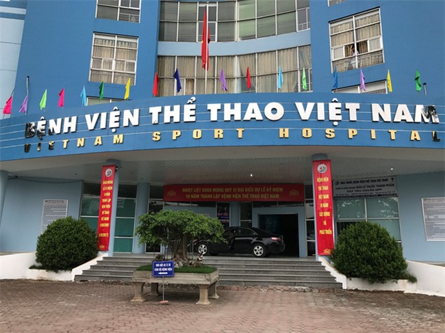 Bắt khẩn cấp, tạm giữ hình sự đối tượng hành hung, bắt bác sĩ quỳ gối xin lỗi tại bệnh viện - Ảnh 2.