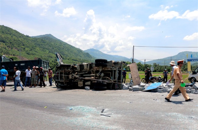 Mot tai xe thiet mang, mot tai xe gay nat chan sau tai nan lien hoan hinh anh 1