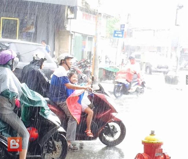 Bức ảnh ấm lòng trong Ngày của Cha: Bố ướt sũng nhường áo mưa, miễn là con đừng ốm nhé! - Ảnh 1.