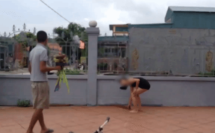 Cầm hoa đi tỏ tình, nam thanh niên bị bạn gái cầm gậy đuổi đánh