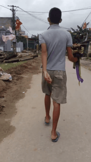 Cầm hoa đi tỏ tình, nam thanh niên bị bạn gái cầm gậy đuổi đánh - Ảnh 1.