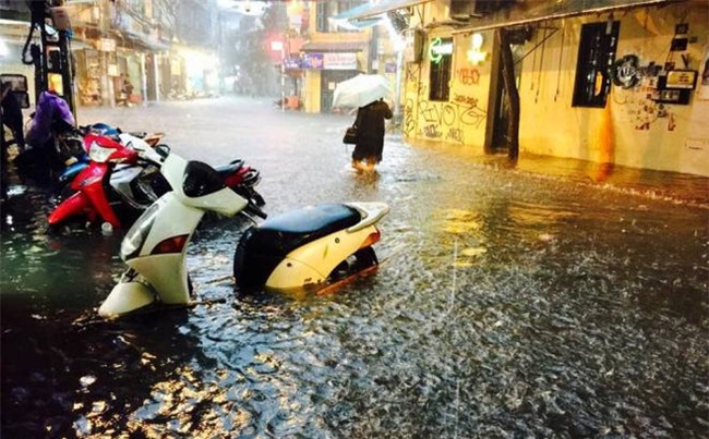 [CẬP NHẬT] Hà Nội mưa xối xả, nhiều tuyến đường ngập sâu