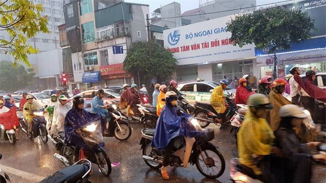 [CẬP NHẬT] Hà Nội mưa xối xả, nhiều tuyến đường ngập sâu - Ảnh 4.