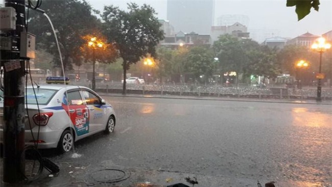 [CẬP NHẬT] Hà Nội mưa xối xả, nhiều tuyến đường ngập sâu - Ảnh 5.