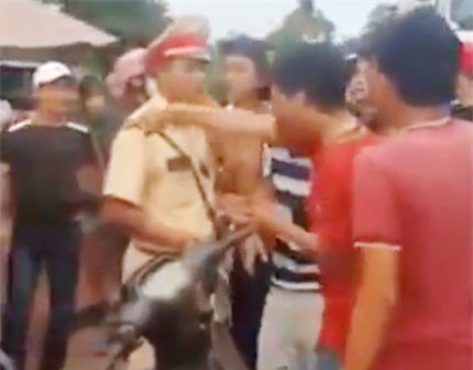 Vi pham giao thong con can vao tay CSGT hinh anh 2