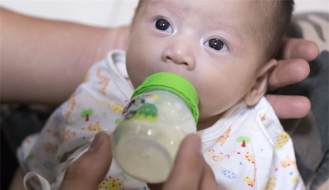 Liên tục cho con ăn sữa thực vật, cha mẹ hại chết đứa con mới được 7 tháng tuổi - Ảnh 2.