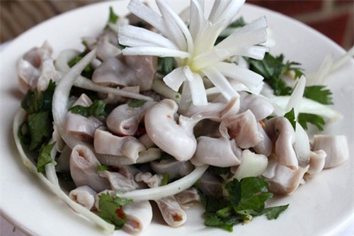 Lòng lợn kèm rau húng, chấm nước mắm cốt pha gừng, ớt, chanh. Miếng lòng trắng, giòn rụm, thơm ngon. Ảnh minh họa