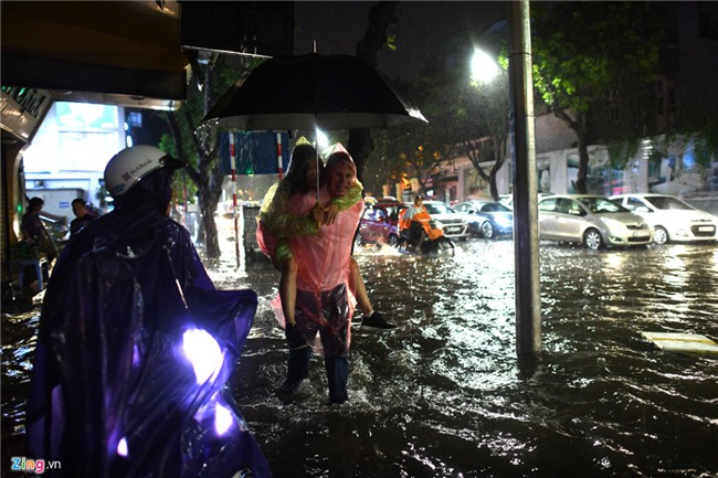 Hang loat xe may bi song danh do trong con mua lon o Ha Noi hinh anh 10