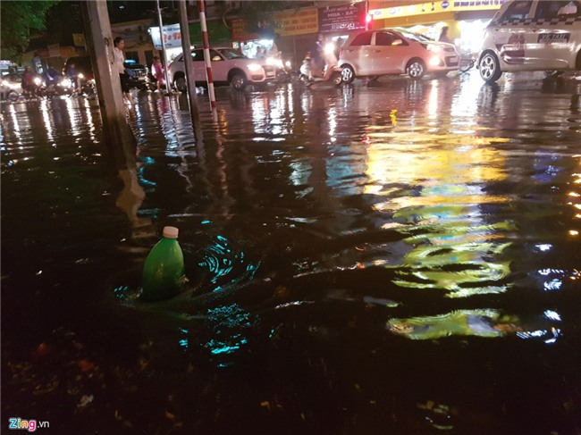 Hang loat xe may bi song danh do trong con mua lon o Ha Noi hinh anh 12