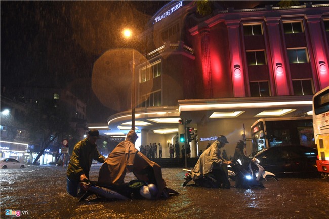 Hang loat xe may bi song danh do trong con mua lon o Ha Noi hinh anh 2