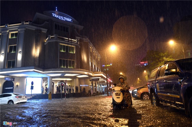 Hang loat xe may bi song danh do trong con mua lon o Ha Noi hinh anh 6