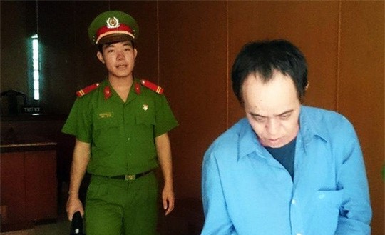 Khong chiu di xe om, nu du khach bi tai xe giat dien thoai hinh anh 1