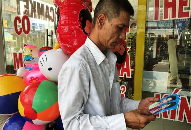 Suốt gần nửa tháng qua, ông Đặng rong ruổi ngược xuôi, vừa bán bong bóng dạo vừa đi tìm 2 con.