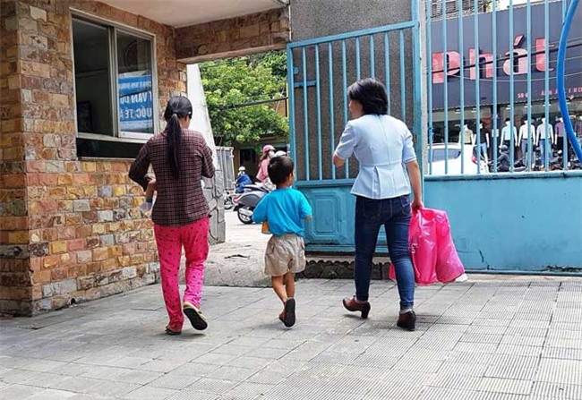 tam su that long cua nguoi me bo roi 2 con nho tren via he sai gon - 1