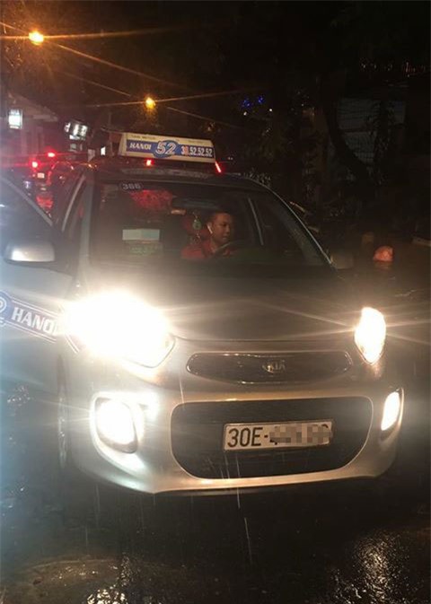 dua nua trieu cho tai xe taxi va bat cho ca tieng trong mua toi, vi khach nhan lai dieu kho tin - 1