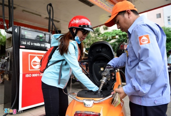 Xang giam gia manh nhat ke tu dau nam hinh anh 1