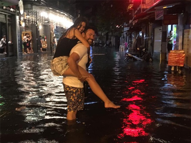 photo-1-1497878549596 5