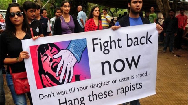 Vụ án chấn động: Thiếu nữ bị bắt cóc, cưỡng hiếp tập thể, ném khỏi tàu lửa đang chạy - Ảnh 1.